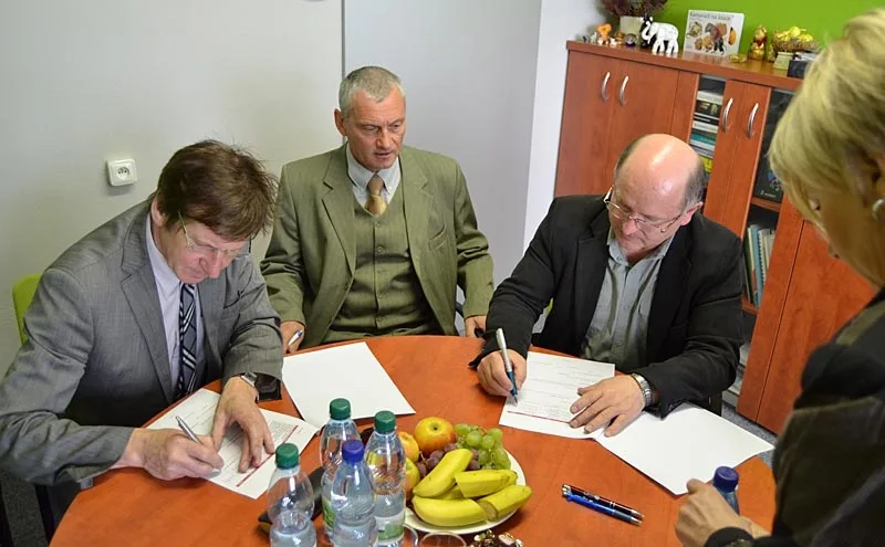 Podpis dokumentů o založení konsorcia, zleva zástupci škol Pileček, Husár a Timko