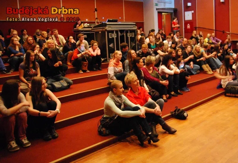 Čekání na koncert, půl hodina zpoždění už bývá normální