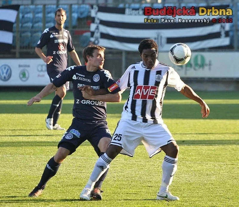 Budějcký Sandro v souboji s Filipem Hlúpikem ze Slovácka