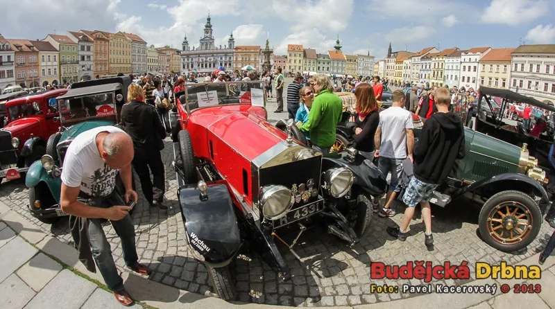 Budějcké náměstí se v sobotu po poledni zaplnilo historickými vozy, motocykly i nadšenými diváky