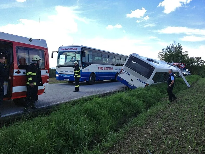 Havarovaný autobus u Ledenic