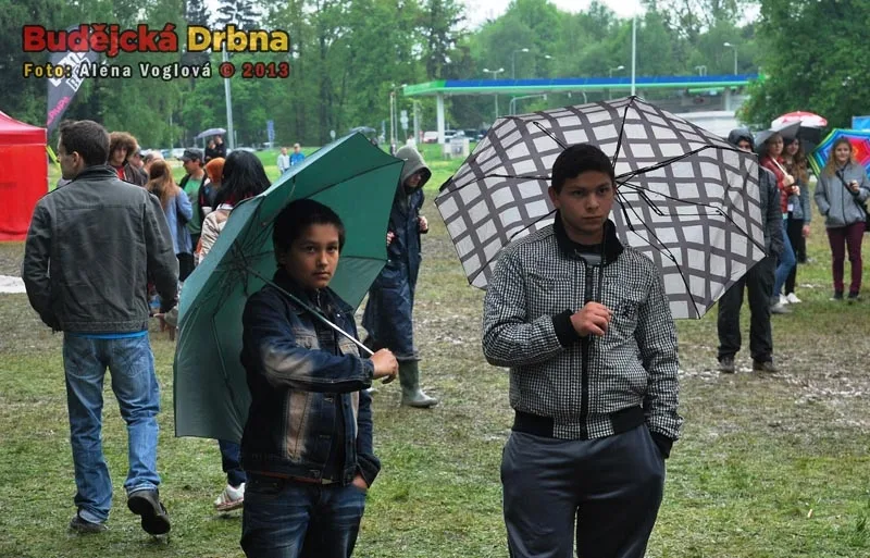 Deštník byl neodmyslitelnou součástí závěru festivalu