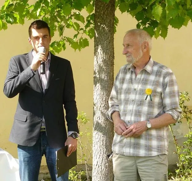 Slavnostního otevření se zúčastnil i vzácný host, botanik Václav Větvička. Vlevo moderátor akce Milan Džuba