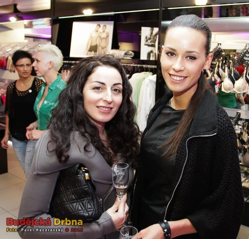 Majitelka butiku a finalistka České Miss 2010 Kateřina Votavová (vpravo)