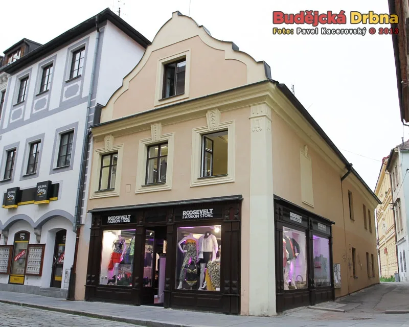 Roosevelt Fashion Store se nachází v Kanovnické ulici, domě číslo 9