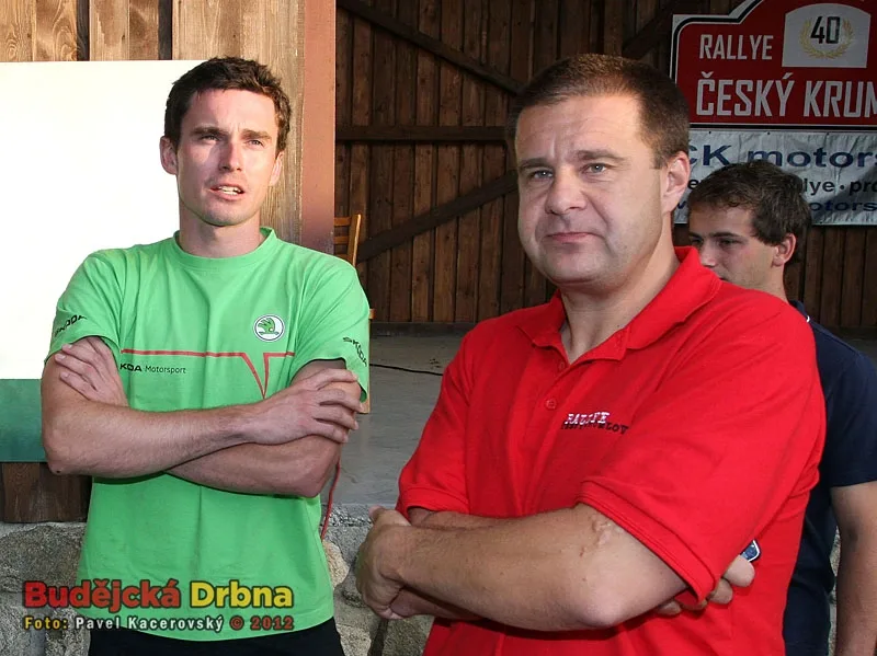 Bývalý ředitel Rallye Český Krumlov Jindřich Kunc (vpravo) s vítězem loňského jubilejního 40. ročníku Janem Kopeckým, továrním jezdcem Škody Motorsport