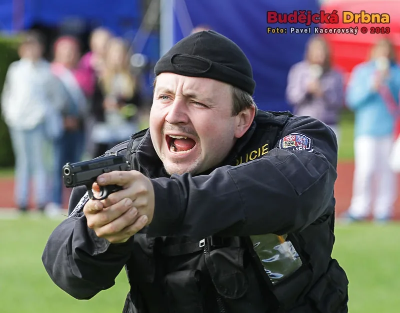 Jménem zákona, odhoďte zbraň!