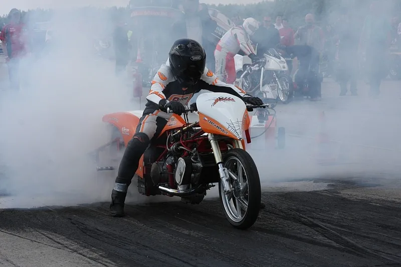 Dragsterové závody uvidí diváci na bechyňském letišti