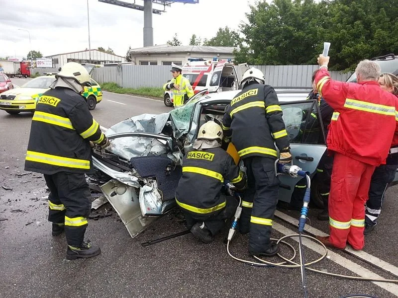 Řidiče fiatu museli hasiči z auta vystřihat