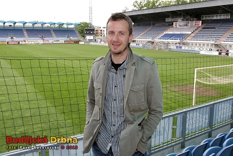 Obchodní, marketingový a PR manažer Dynama České Budějovice Radim Šupka na stadionu, který bude od nové sezony pouze druholigový