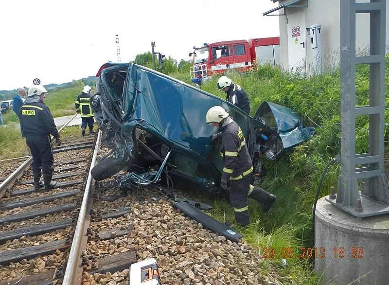 Následky srážky vlaku a osobního automobilu u Borovan