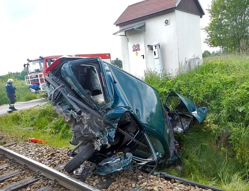 Následky srážky vlaku a osobního automobilu u Borovan