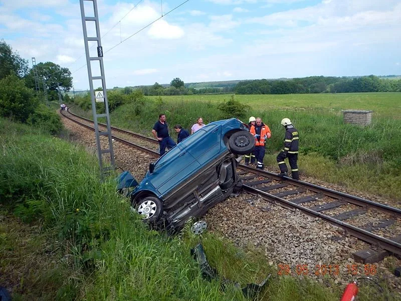 Následky srážky vlaku a osobního automobilu u Borovan