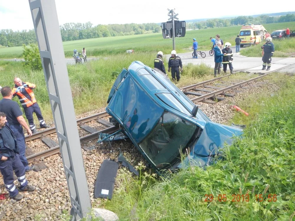 Následky srážky vlaku a osobního automobilu u Borovan