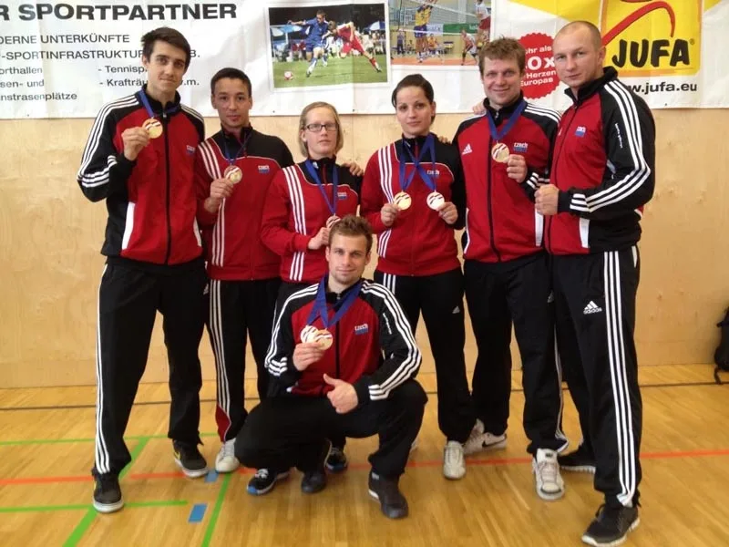 Zleva Josef Laštůvka, Jan Milan, Pavla Linhartová, Lucie Veithová, Jan Kočí, trenér Miroslav Hýsek a klečící Vojtěch Kočí