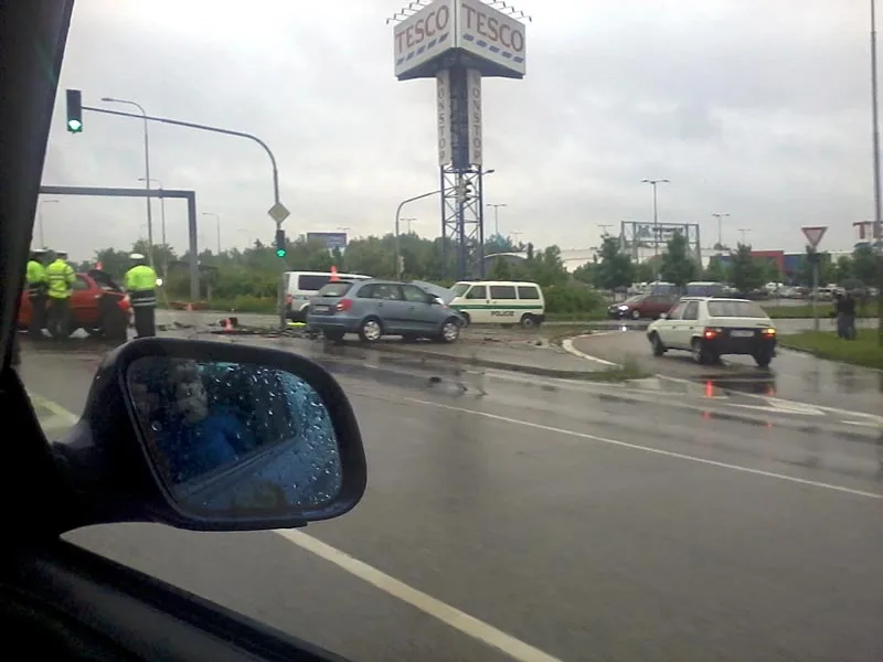 Mladá řidička BMW bojuje po nehodě o život