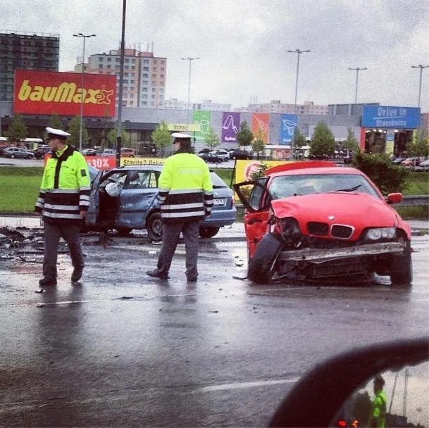 Mladá řidička BMW bojuje po nehodě o život