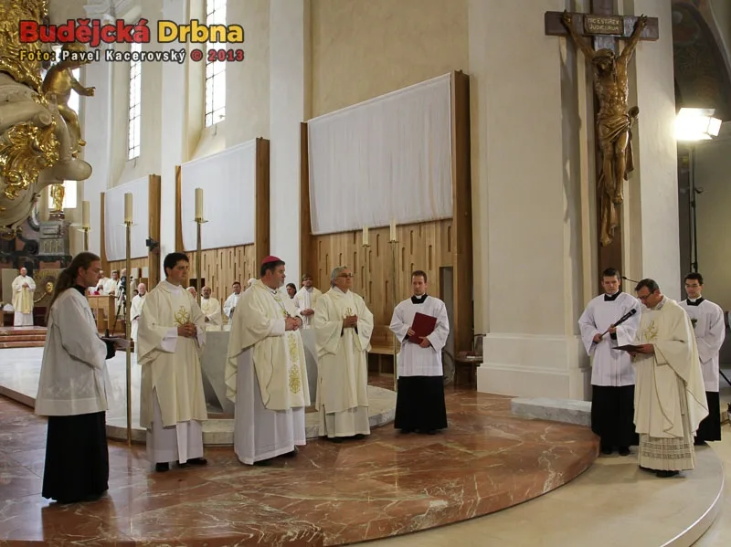 U mikrofonu děkan katedrály Zdeněk Mareš