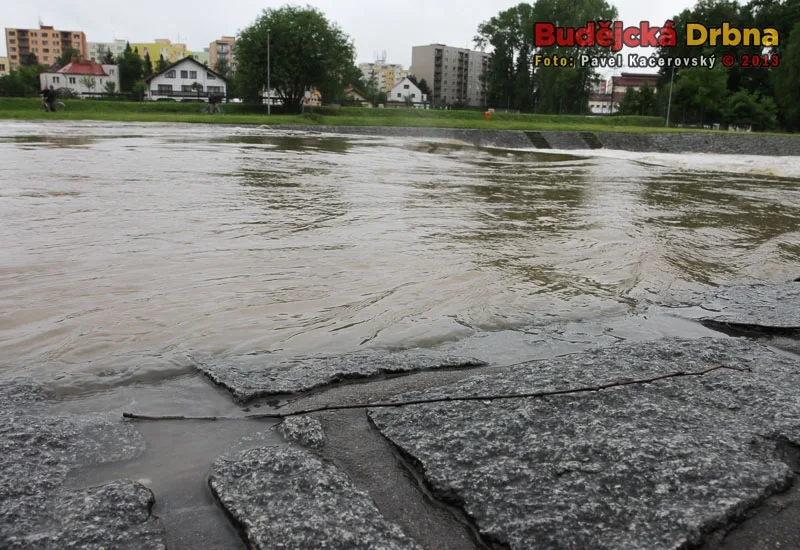 Už před zvýšením odtoku z Římova byla voda na Malém jezu zároveň s hranou