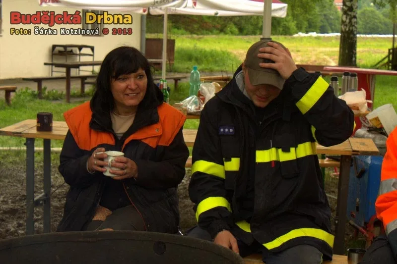 Dobrovolní hasiči odčerpávají vodu ze zaplavených míst