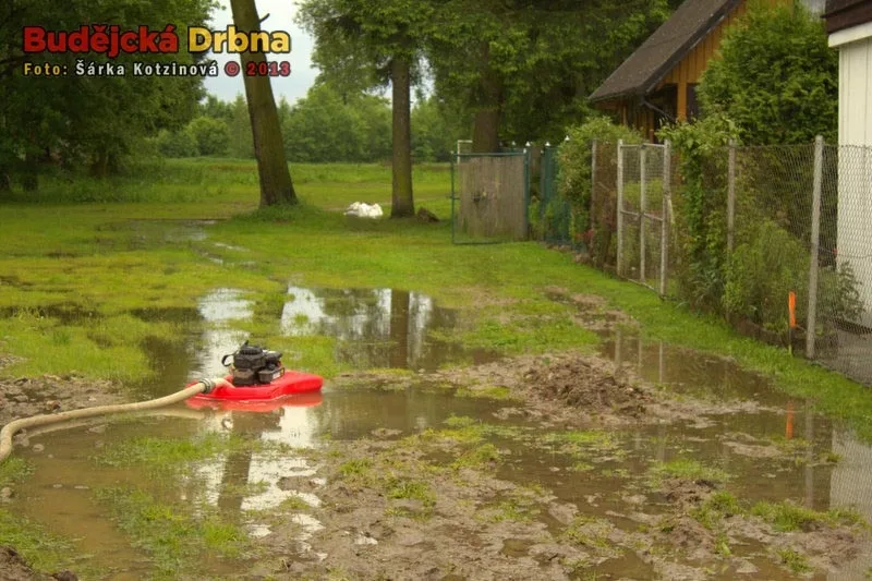 Hasiči odčerpávají vodu ze zaplavených zahrádek