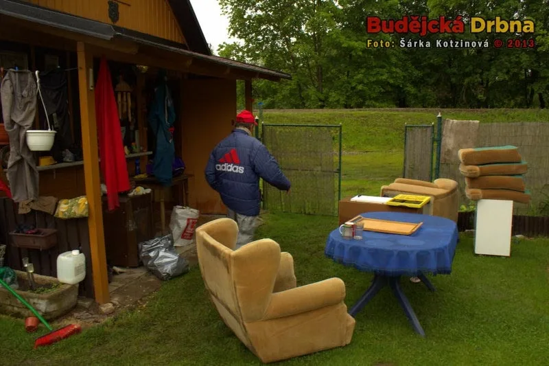 Vystěhovaný nábytek ze zatopené chatky