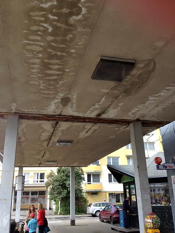 Technický stav přístřešku u nákupního centra na sídlišti Šumava není zrovna dobrý
