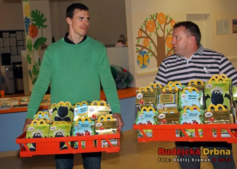 Návštěva hokejistů HC Mountfield na Dětském oddělení Nemocnice České Budějovice