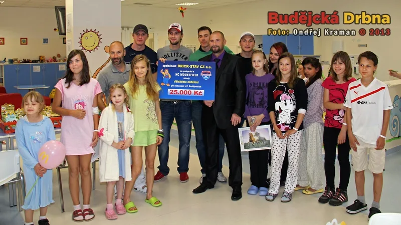 Návštěva hokejistů HC Mountfield na Dětském oddělení Nemocnice České Budějovice