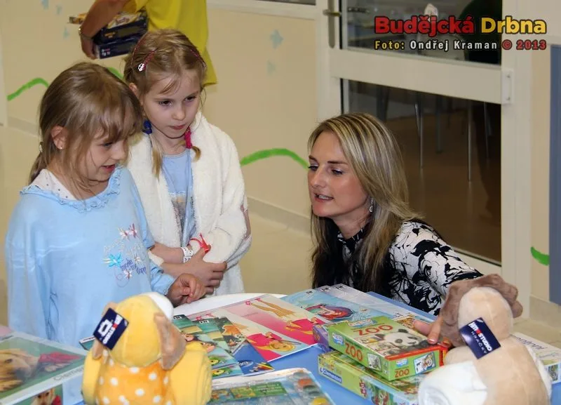 Návštěva hokejistů HC Mountfield na Dětském oddělení Nemocnice České Budějovice
