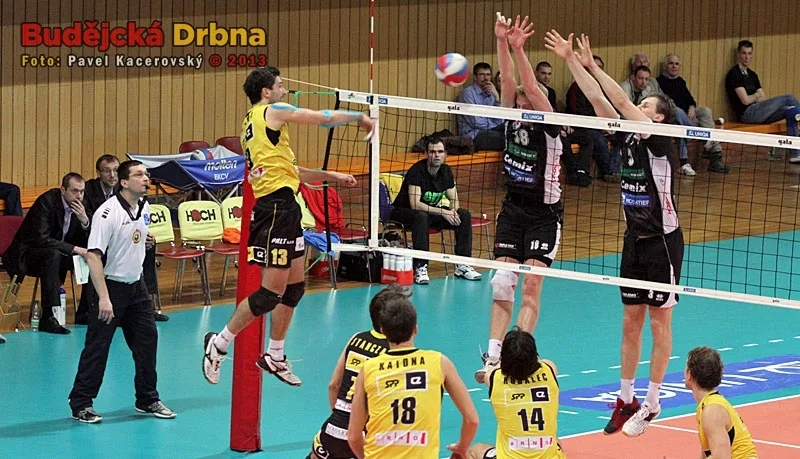 Jan Kuliha ještě v dresu Brna smečuje na budějcké palubovce