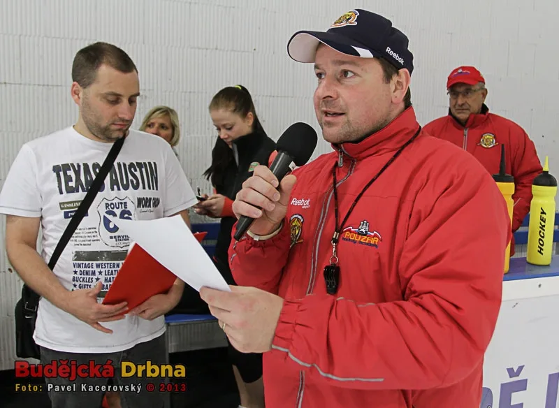 Trenér Roman Fousek uděluje pokyny