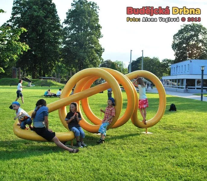 Oharek ve tmě od Václava Fialy se stal oblíbenou prolézačkou pro děti