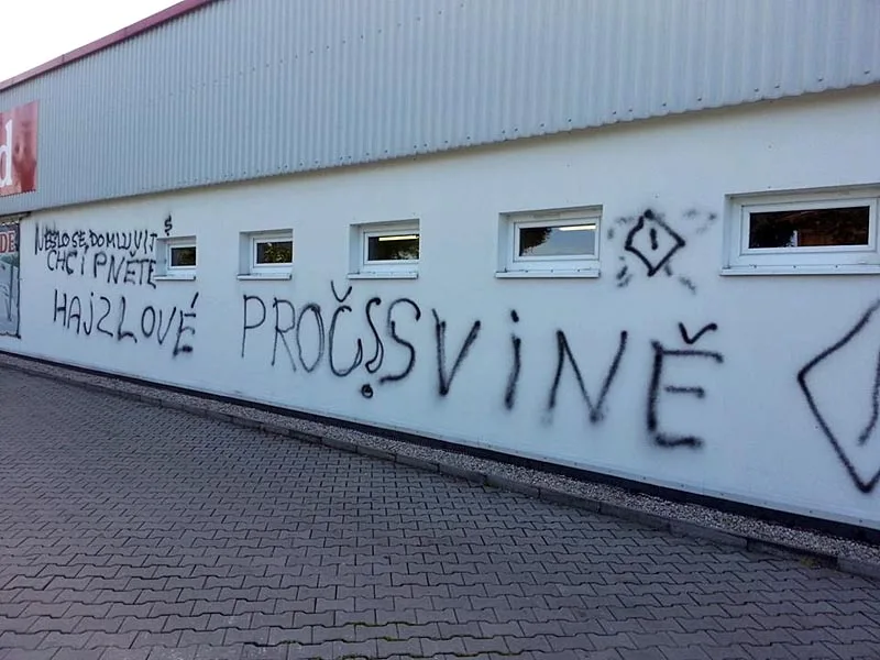 Sprejer se vyřádil na pobočce Mountfieldu na Borku