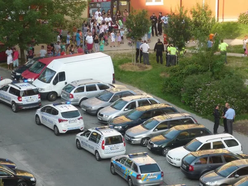 Potyčka v ulici Miroslava Chlajna na sídlišti Máj
