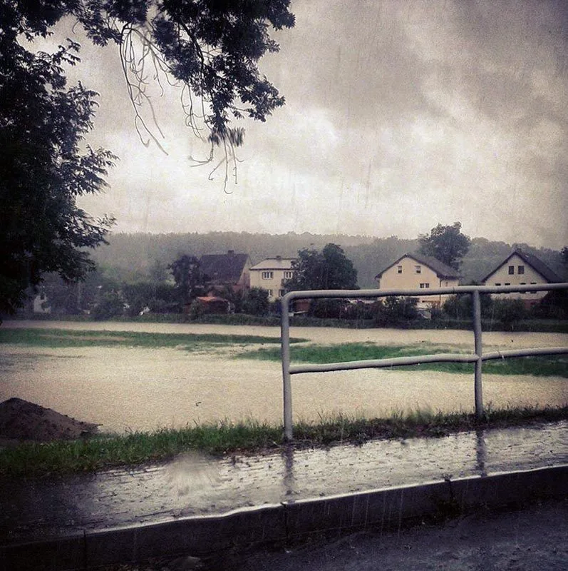 Rozlitá Malše v Plavě v úterý hodinu po poledni