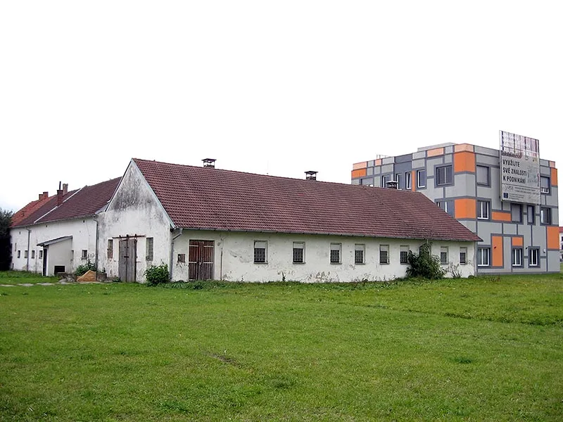 Hospodářské objekty u JVTP ještě před demolicí