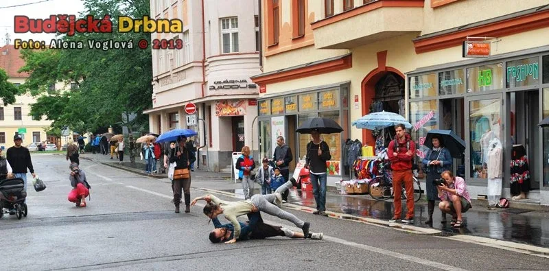 Ke konci představení byli oba tanečníci úplně mokří