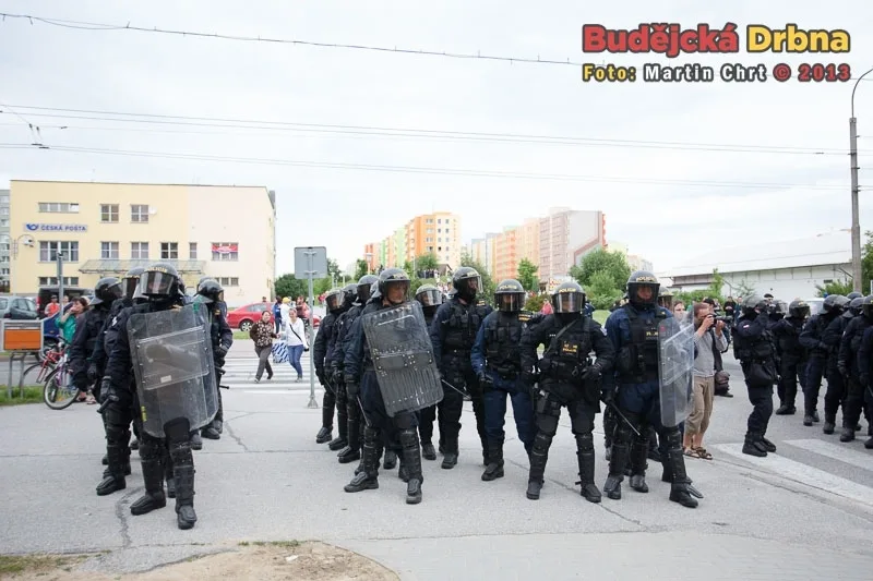 Policejní těžkooděnci při dnešním zásahu