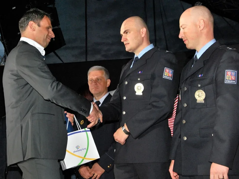 Hejtman předává ocenění policistům
