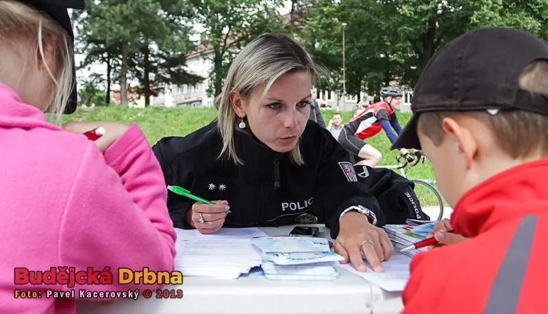 Stánek Policie ČR při festivalu Vltava žije. Na snímku mluvčí Lenka Holická