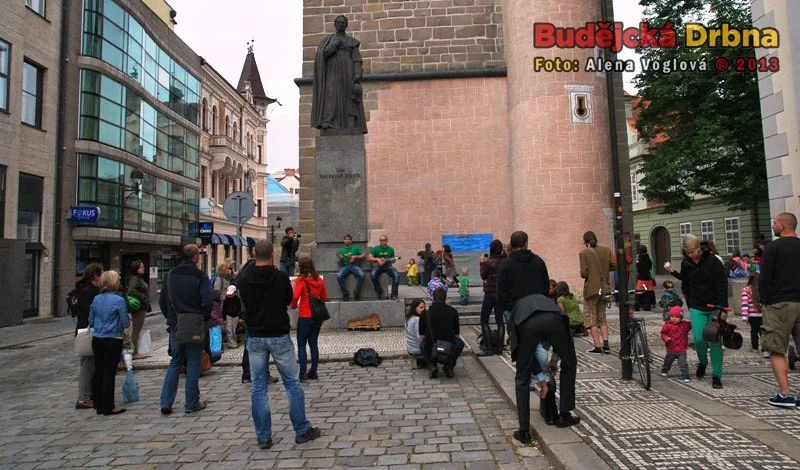 Hra na ukulele zaujala kolemjdoucí