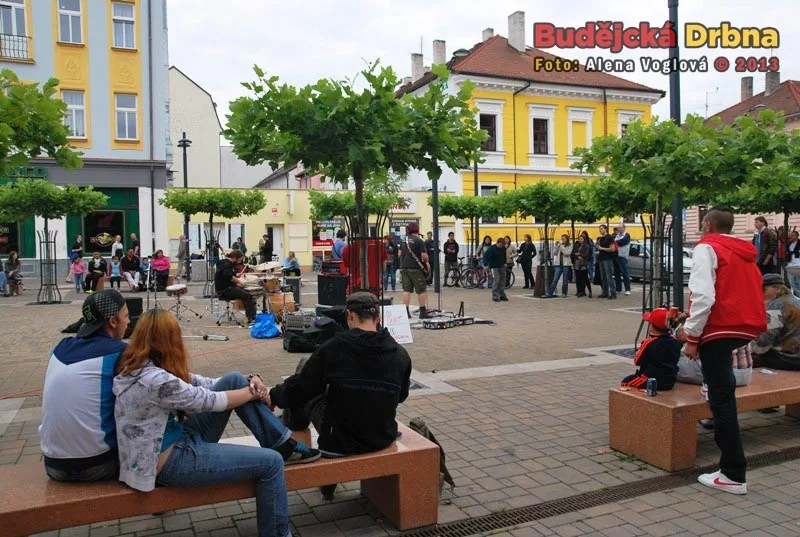 Hrát u nádraží, to chtělo velkou dávku kuráže