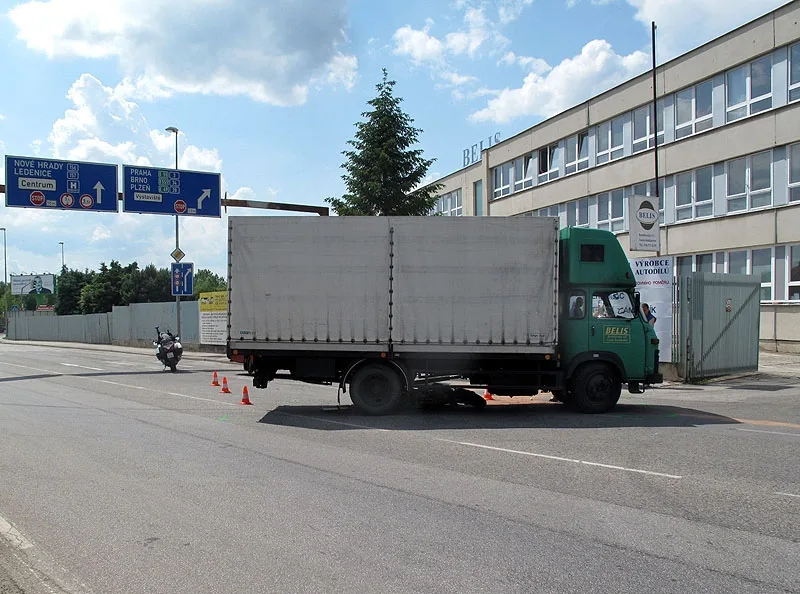 Motorka skončila pod nákladním autem
