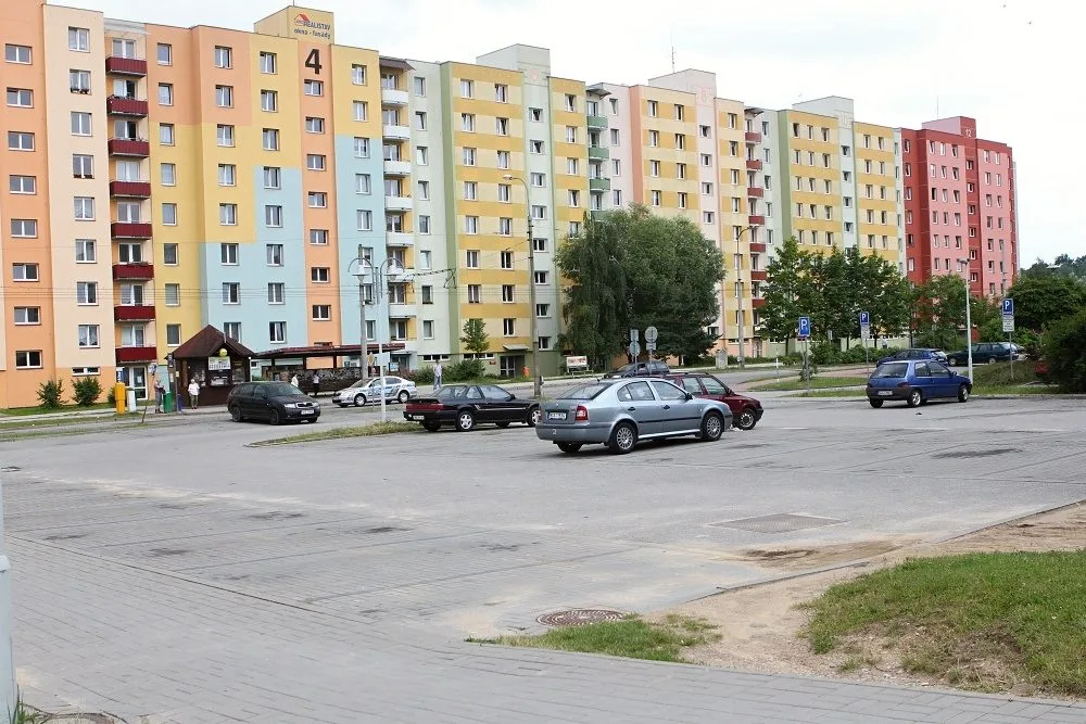 Parkoviště u pošty na sídlišti Máj