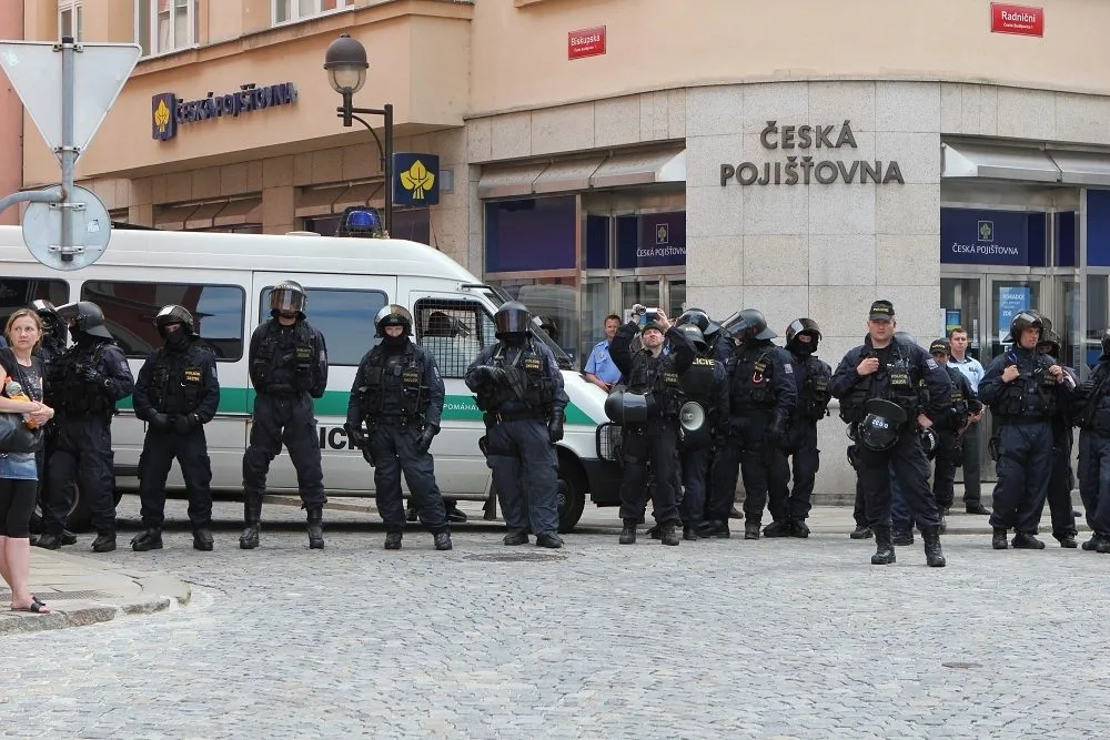 Policisté uzavřeli 3 ze 4 východů z náměstí
