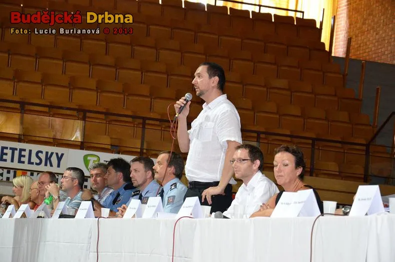 Veřejná diskuze ve Sportovní hale, Budějce 8.7.2013