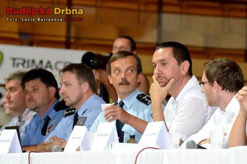 Veřejná diskuze ve Sportovní hale, Budějce 8.7.2013