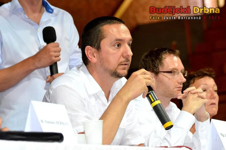 Veřejná diskuze ve Sportovní hale, Budějce 8.7.2013