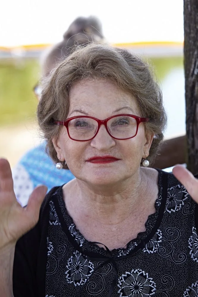 Herečka Jana Synková hraje „univerzální drbnu“ Horáčkovou v komedii Zdeňka Trošky Babovřesky.